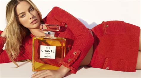 See you at 5: la nuova campagna Chanel con Margot Robbie